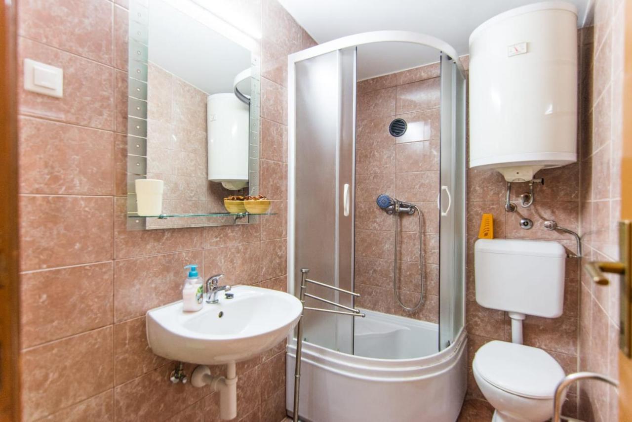 Sobe Rolo Uz More Hotel Биоград на Мору Екстериор снимка
