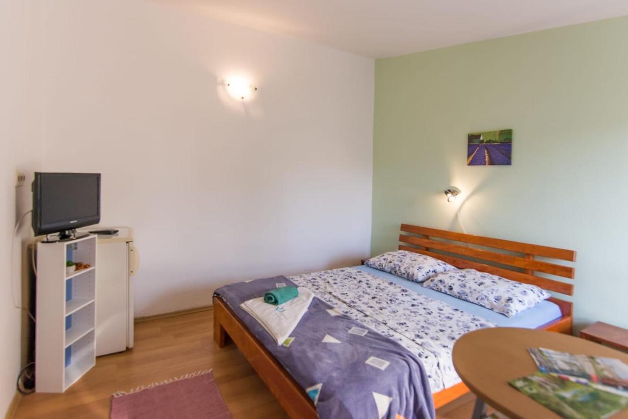 Sobe Rolo Uz More Hotel Биоград на Мору Екстериор снимка