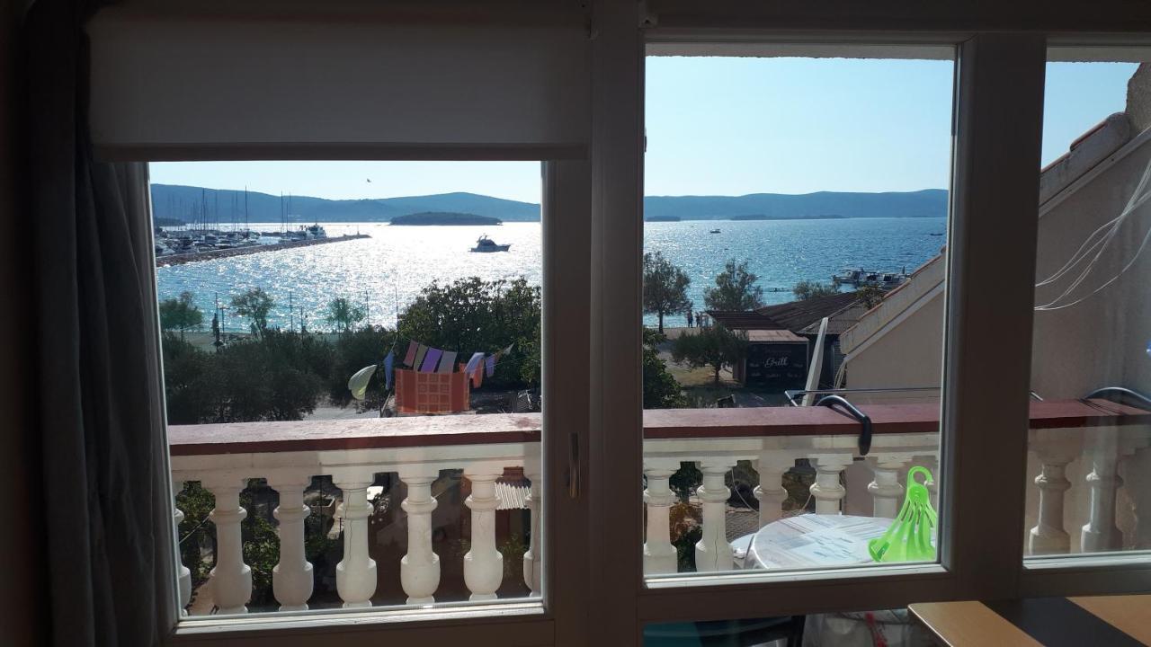 Sobe Rolo Uz More Hotel Биоград на Мору Екстериор снимка
