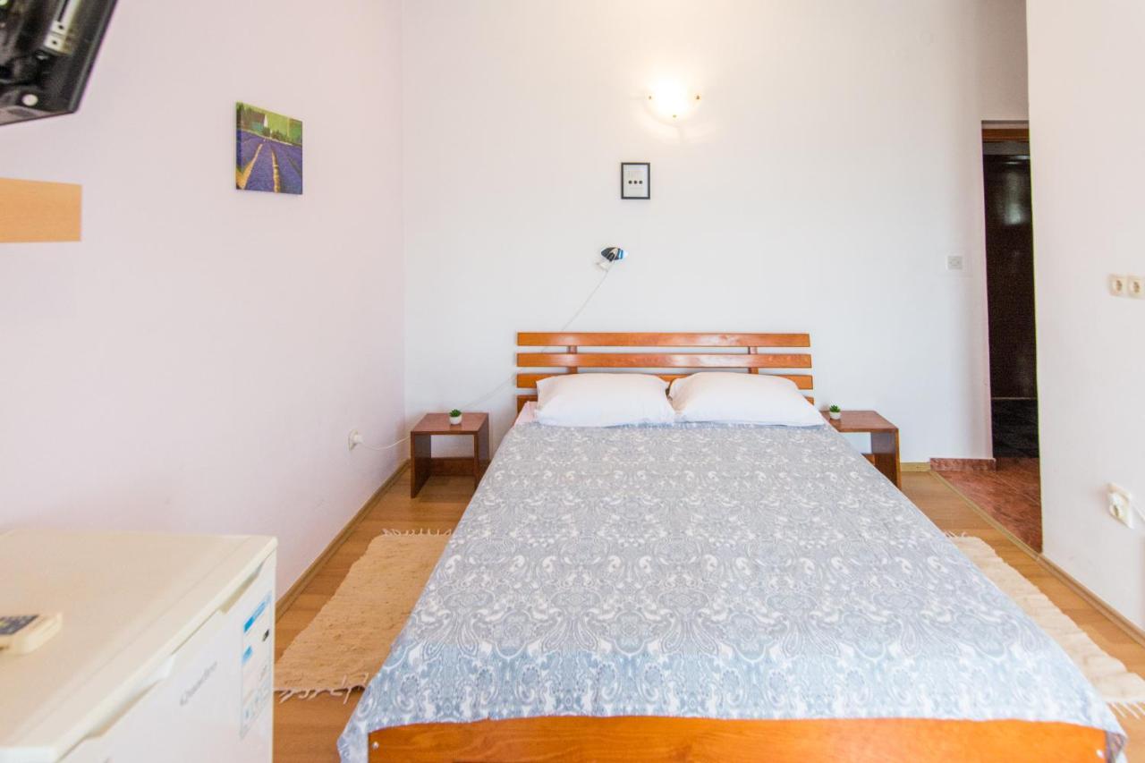 Sobe Rolo Uz More Hotel Биоград на Мору Екстериор снимка