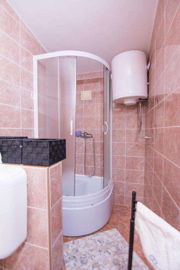 Sobe Rolo Uz More Hotel Биоград на Мору Екстериор снимка