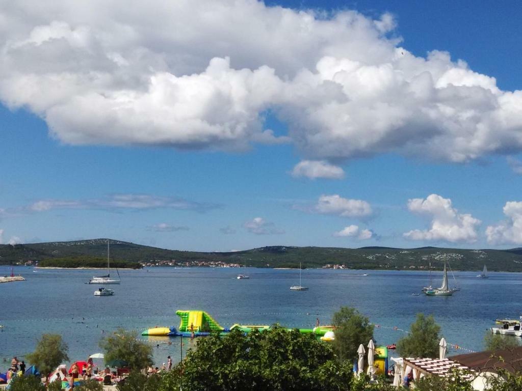 Sobe Rolo Uz More Hotel Биоград на Мору Екстериор снимка