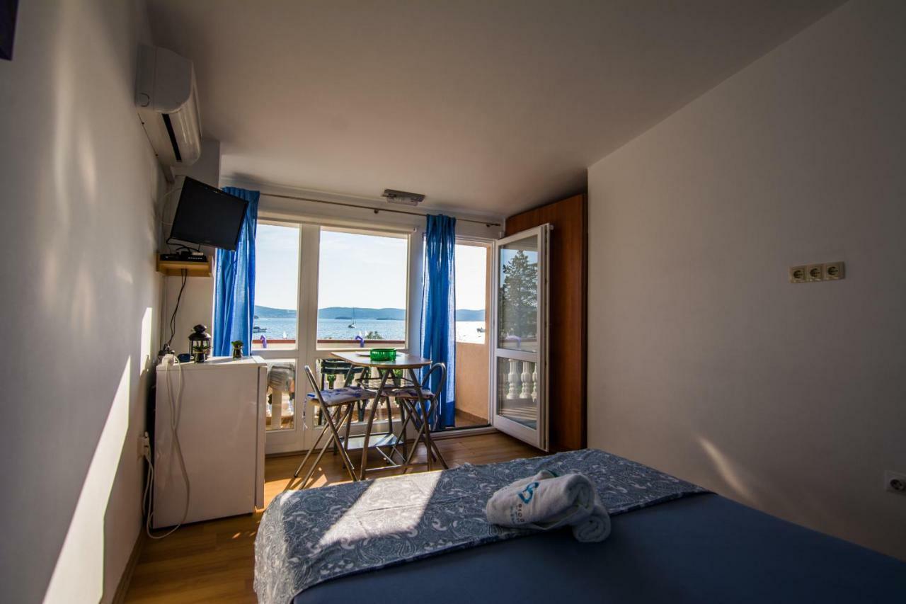 Sobe Rolo Uz More Hotel Биоград на Мору Екстериор снимка