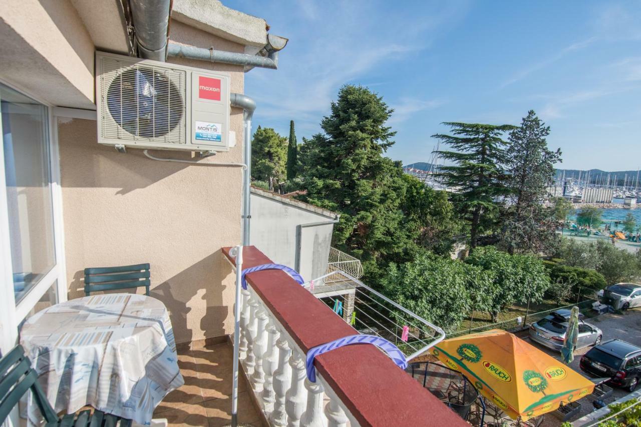 Sobe Rolo Uz More Hotel Биоград на Мору Екстериор снимка