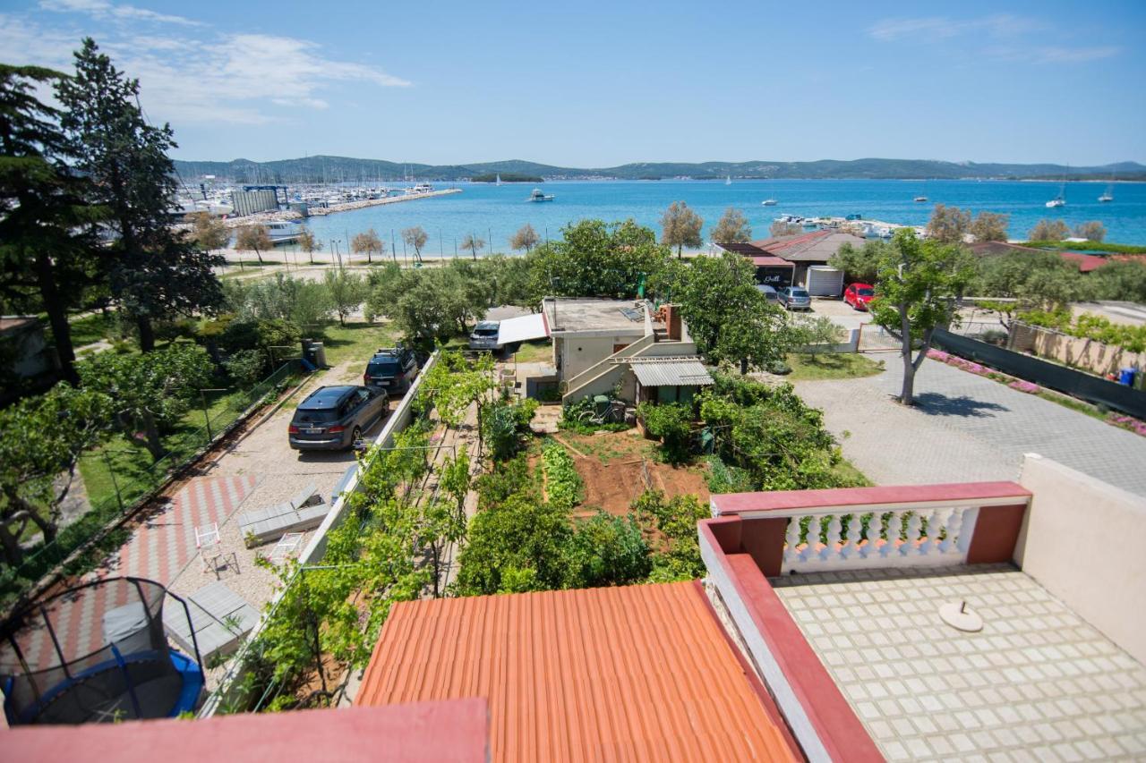 Sobe Rolo Uz More Hotel Биоград на Мору Екстериор снимка